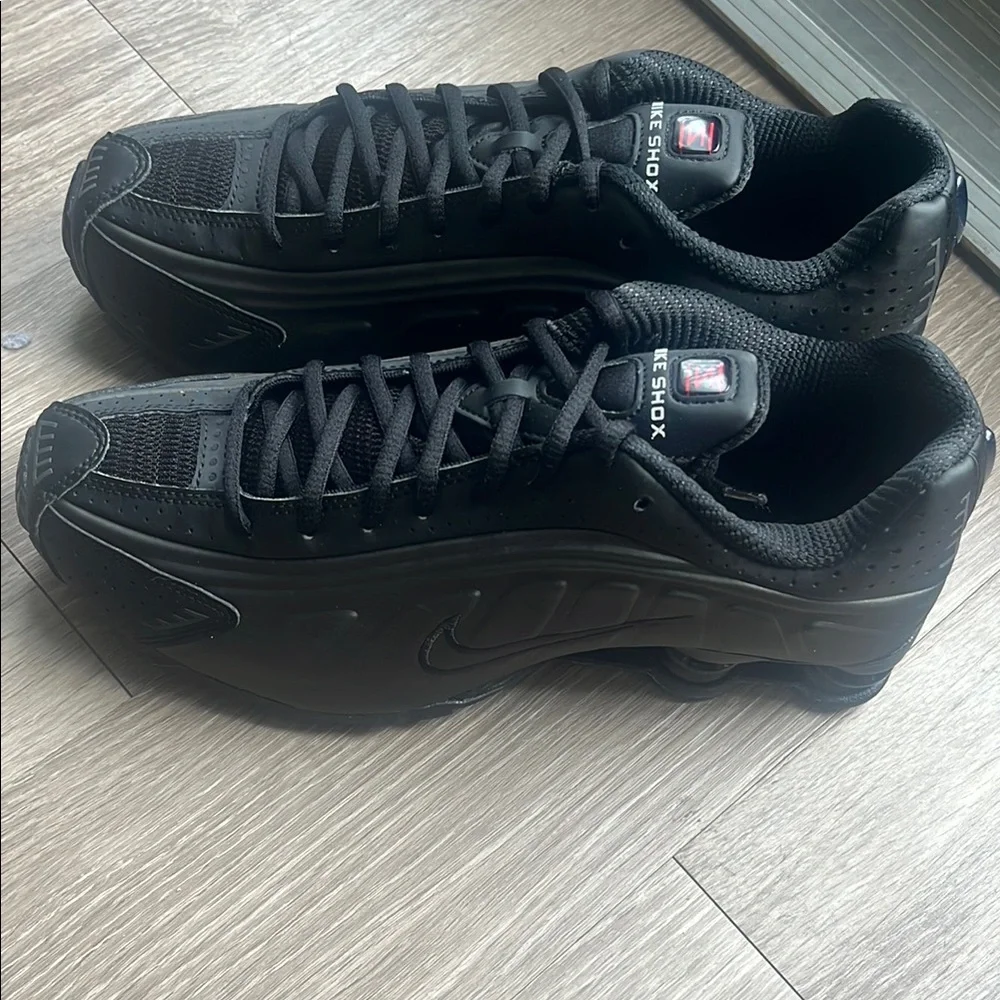 Nike Black Men's Shox Low-Top Athletic Sneakers